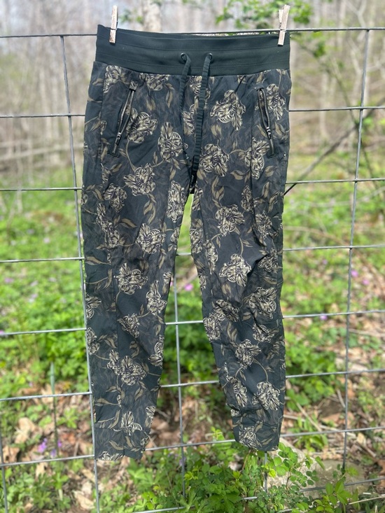 Athleta Pants - Athleta Black Floral Print Jogger Pants